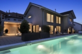 Aussenansicht Abend - Moderne 6.5-Zimmer Villa mit Aussenschwimmbad